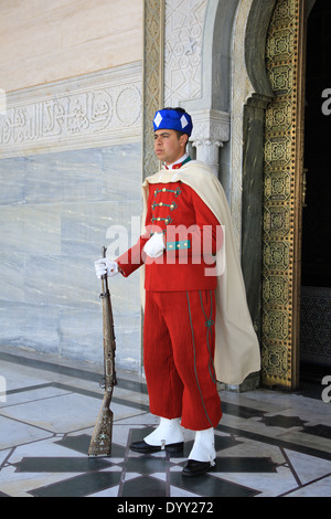 Wachen außerhalb des Mausoleums in Rabat, Marokko, wo das Grab von Mohammed V von Marokko gelegen ist. Stockfoto