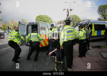 Polizei nimmt eine Antifa Mitglied, gegen die EDL März in Brighton protestiert wurde, aber er entschied sich, Verhaftung zu entgehen und einen Flüchtling geworden. Stockfoto