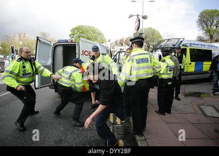 Polizei nimmt eine Antifa Mitglied, gegen die EDL März in Brighton protestiert wurde, aber er entschied sich, Verhaftung zu entgehen und einen Flüchtling geworden. Stockfoto