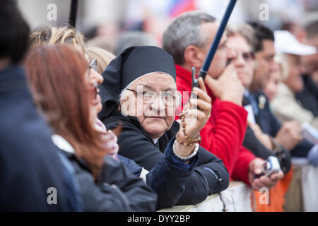 Vatikan-Stadt. 27. April 2014. Heiligsprechung von Papst Johannes Paul II. und Papst John XXIII A Nonne in der Menge wartet, den Dienst zu beginnen. Bildnachweis: Stephen Bisgrove/Alamy Live-Nachrichten Stockfoto