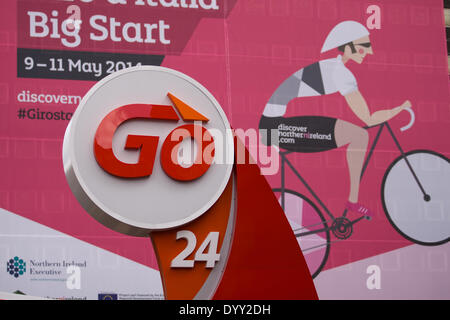 Belfast, UK. 26. April 2014. Riesige Giro d ' Italia Banner hinter gehen 24 Tankstelle Schild Credit: Bonzo/Alamy Live News Stockfoto