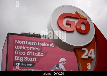 Belfast, UK. 26. April 2014. Riesige Giro d ' Italia Banner hinter gehen 24 Tankstelle Schild Credit: Bonzo/Alamy Live News Stockfoto