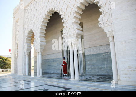 Wachen außerhalb des Mausoleums in Rabat, Marokko, wo das Grab von Mohammed V von Marokko gelegen ist. Stockfoto