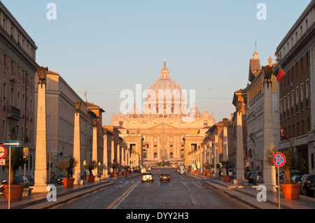 Blick entlang der Via della Conciliazione in Rom, gegenüber der Basilika St. Peter im Vatikan bei Sonnenaufgang Stockfoto