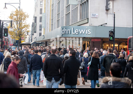 Massen von Käufern außerhalb John Lewis Oxford Street Stockfoto