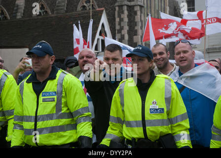 Brighton, UK. 27. April 2014. Ein Marsch für England Supporter weist auf Zähler Demonstranten bei den jährlichen Demonstration in Brighton, Vereinigtes Königreich. Bildnachweis: Peter Manning/Alamy Live-Nachrichten Stockfoto