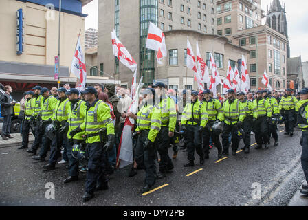 Brighton, UK. 27. April 2014. Marsch für England Fans zum Brighton Wasser, von der Polizei eskortiert werden gab es ein großen Polizeieinsatz zusammen mit Counter Proteste gegen die Demonstration. Bildnachweis: Peter Manning/Alamy Live-Nachrichten Stockfoto