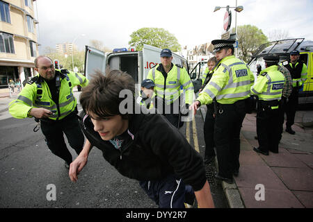 Polizei nimmt eine Antifa Mitglied, gegen die EDL März in Brighton protestiert wurde, aber er entschied sich, Verhaftung zu entgehen und einen Flüchtling geworden. Stockfoto