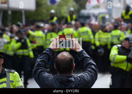 Brighton, UK. 27. April 2014. Ein Mann nutzt ein Kamera-Handy als März für England Fans sind zum Bahnhof nach der jährlichen Demonstration entlang der Uferpromenade in Brighton, Vereinigtes Königreich begleitet wird. Bildnachweis: Peter Manning/Alamy Live-Nachrichten Stockfoto