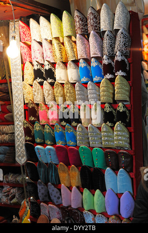 Aladin Schuhe auf einem Markt in Marokko Stockfoto