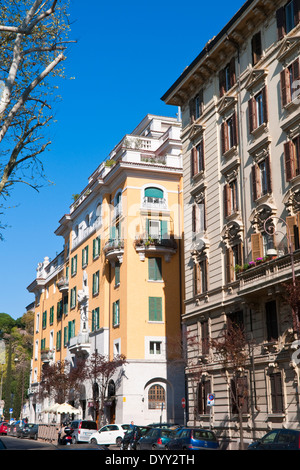 Attraktive Wohnung Blöcke in der Nähe des Tibers in Rom, Italien, an einem sonnigen Tag Stockfoto