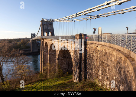 Die Menai Hängebrücke eine Hängebrücke, bei Sonnenuntergang, zwischen der Insel Anglesey und dem Festland von Wales. Stockfoto