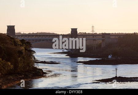 Britannia Bridge ist eine Straßenbrücke über die Menaistraße zwischen der Insel Anglesey und dem Festland von Wales Stockfoto