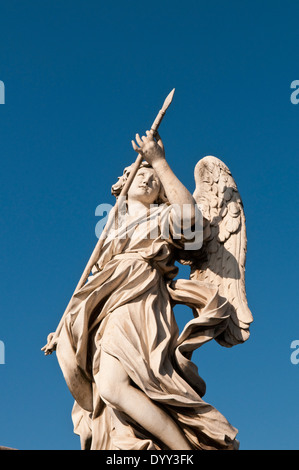 Engel mit der Lanze von Domenico Guidi auf Ponte Sant in Rom, Italien Stockfoto