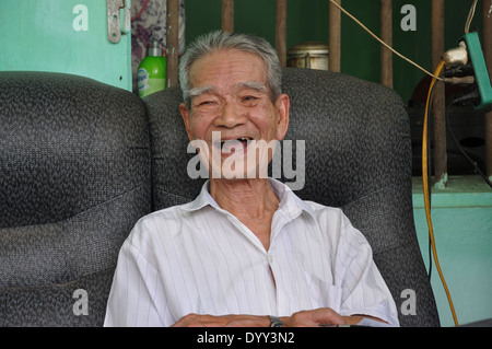 Älteren vietnamesischen Mann lacht und lächelt in einem Haus im Que Vo Dorf in der Provinz Ha Bac der Red-River-Delta, Vietnam Stockfoto