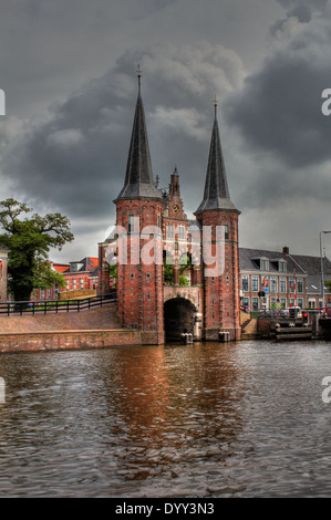 Waterpoort oder Wassertor in der friesischen Stadt Sneek, Niederlande, HDR-Bearbeitung Stockfoto