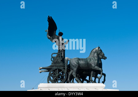 Statue der Göttin Victoria fahren auf einer Quadriga oder Wagen auf die Altare della Patriai Rome Stockfoto