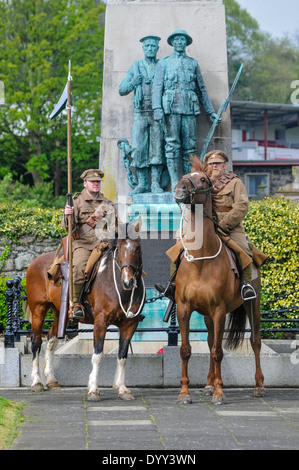 Zwei Männer gekleidet als WW1 Soldaten aus Ulster freiwillige (UVF) hoch zu Ross auf einem Kriegerdenkmal. Stockfoto