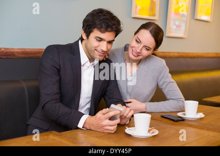 Weiblich männlich Kaffee-Bar Handy Stockfoto