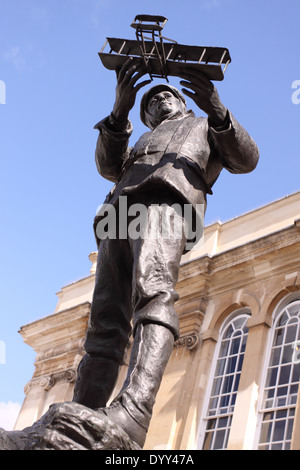 Monmouth Wales Statue von Charles Stewart Rolls, einem Pionier der frühen Luftfahrt und des Motorsports. Charles Rolls starb 1910 bei einem Flugzeugunglück Stockfoto