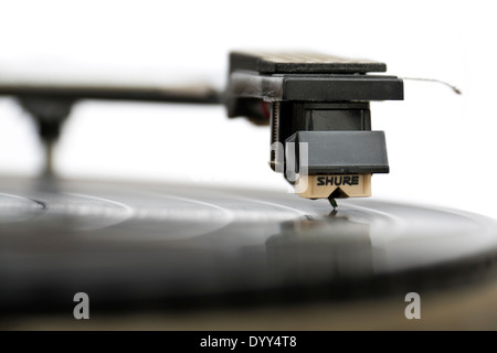 Nahaufnahme von Vintage Plattenspieler mit sicher Stift ruht auf Vinyl-Schallplatte Stockfoto