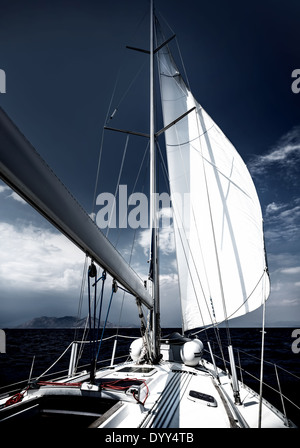Luxus-Segelboot, romantische Reise abends auf Segelyacht, Meer Kreuzfahrt auf teure Wassertransport, Sommerurlaub Stockfoto