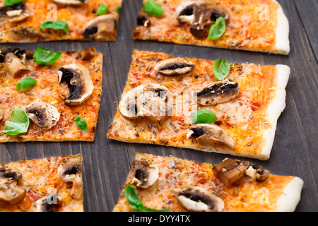 Vegetarische Pizza mit Pilzen Stockfoto