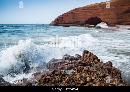 Roten Bögen im Atlantik Küste, Legzira Strand, Sidi Ifni, Marokko, Nordafrika Stockfoto