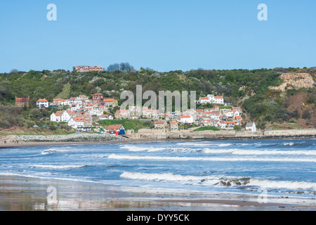 Blick auf Runswick Bucht vom Strand mit blauem Himmel, North Yorkshire, UK Stockfoto