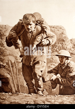 WW1 Abbildung von 1914 mit der Beschriftung "tragen in die Verwundeten unter Feuer: dieser Mann brachte in zwanzig seiner Kameraden. Stockfoto