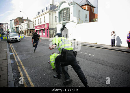 Polizei nimmt eine Antifa Mitglied, gegen die EDL März in Brighton protestiert wurde, aber er entschied sich, Verhaftung zu entgehen und einen Flüchtling geworden. Stockfoto