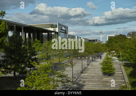 Gehweg auf der Rückseite das Bundeskanzleramt, das Gebäude für die deutsche Kanzlerin, im Frühjahr 2014. Seitliche Ansicht mit vielen Bäumen. Stockfoto