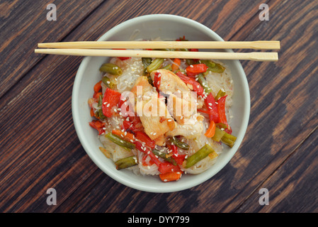 Reisnudeln mit Huhn und Gemüse in der Schale Draufsicht Stockfoto