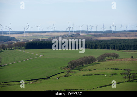 Blick nach Westen über die South Lanarkshire Landschaft mit Whitelee Windpark in der Nähe von Strathaven. Stockfoto