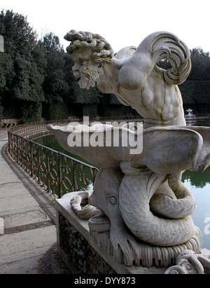 Wasser-Brunnen mit Meer Monster und Neptun handgeschnitzte in den Boboli-Gärten in Florenz Stockfoto
