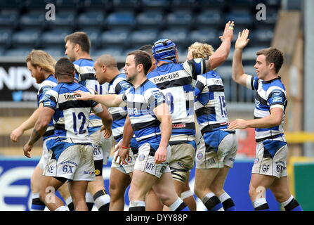 High Wycombe, England. 27. April 2014. Bad-Spieler feiern einen Versuch während der Amlin Cup Semi-Finale zwischen London Wasps und Bath Rugby im Adams Park, High Wycombe, England. 27. April 2014 Credit: Action Plus Sport/Alamy Live News Stockfoto