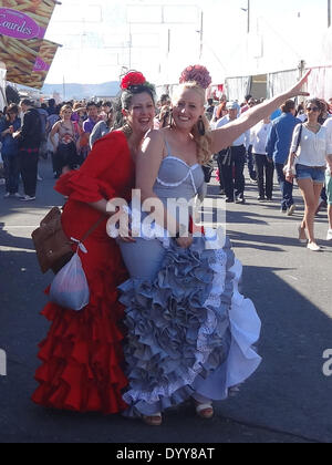 Barcelona, Spanien. 27. April 2014. Einheimische Frauen gekleidet in traditionellen Flamenco Stil Kleider nehmen Teil in der April-Fair von Katalonien in Barcelona, Spanien, 27. April 2014. Der April Fair von Katalonien ist eine jährliche Veranstaltung in der katalanischen Hauptstadt Barcelona, Spanien statt. Es erfolgt in der Regel in der letzten Aprilwoche und die erste Woche im Mai. Bildnachweis: Zhou Zhe/Xinhua/Alamy Live-Nachrichten Stockfoto