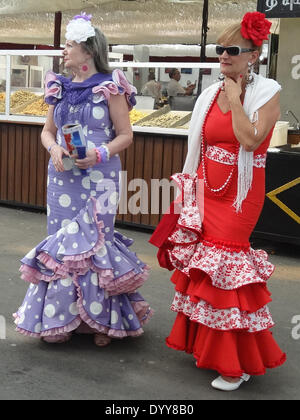 Barcelona, Spanien. 27. April 2014. Einheimische Frauen gekleidet in traditionellen Flamenco Stil Kleider nehmen Teil in der April-Fair von Katalonien in Barcelona, Spanien, 27. April 2014. Der April Fair von Katalonien ist eine jährliche Veranstaltung in der katalanischen Hauptstadt Barcelona, Spanien statt. Es erfolgt in der Regel in der letzten Aprilwoche und die erste Woche im Mai. Bildnachweis: Zhou Zhe/Xinhua/Alamy Live-Nachrichten Stockfoto