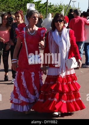 Barcelona, Spanien. 27. April 2014. Einheimische Frauen gekleidet in traditionellen Flamenco Stil Kleider nehmen Teil in der April-Fair von Katalonien in Barcelona, Spanien, 27. April 2014. Der April Fair von Katalonien ist eine jährliche Veranstaltung in der katalanischen Hauptstadt Barcelona, Spanien statt. Es erfolgt in der Regel in der letzten Aprilwoche und die erste Woche im Mai. Bildnachweis: Zhou Zhe/Xinhua/Alamy Live-Nachrichten Stockfoto