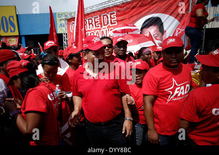 Panama-Stadt, April 27. 4. Mai 2014. Präsidentschaftskandidat der demokratischen Board Front Genaro Lopez(C) beteiligt sich an seiner Schließung Kampagne am 27. April 2014 in Panama-Stadt, Hauptstadt von Panama, Veranstaltung. Panama wird seine allgemeine Wahlen zu wählen, den nächsten Präsidenten am 4. Mai 2014 abzuhalten. © Mauricio Valenzuela/Xinhua/Alamy Live-Nachrichten Stockfoto