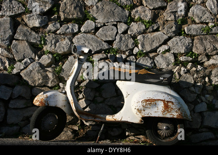 Rostige italienischen Motorrad gelehnt eine graue Steinmauer in Ravello Stockfoto