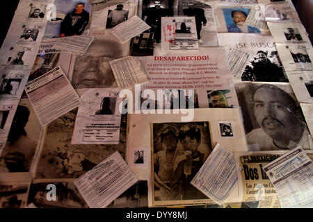 Tijuana, Mexiko. 27. April 2014. Eine Zeitung Wand zeigt Fotografien von fehlenden Migranten und journalistische Notizen während der Feier des 27. Jahrestag von das Haus der Migrant Scalabrini in Tijuana, nordwestlich von Mexiko, am 27. April 2014. Scalabrini-Zentrum (Haus der Migrant) wurde am 1987 helfen Tausende von Migranten, illegale Arbeiter und deportierten Menschen in der Stadt Tijuana, die mehr als 220.000 Migranten Unterstützung angeboten hat gegründet. © Guillermo Arias/Xinhua/Alamy Live-Nachrichten Stockfoto