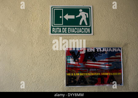 Tijuana, Mexiko. 27. April 2014. Ein Schild mit pro-Migrant Parolen bleibt an der Wand während der Feier des 27. Jahrestag von das Haus der Migrant Scalabrini in Tijuana, nordwestlich von Mexiko, am 27. April 2014. Scalabrini-Zentrum (Haus der Migrant) wurde am 1987 helfen Tausende von Migranten, illegale Arbeiter und deportierten Menschen in der Stadt Tijuana, die mehr als 220.000 Migranten Unterstützung angeboten hat gegründet. © Guillermo Arias/Xinhua/Alamy Live-Nachrichten Stockfoto