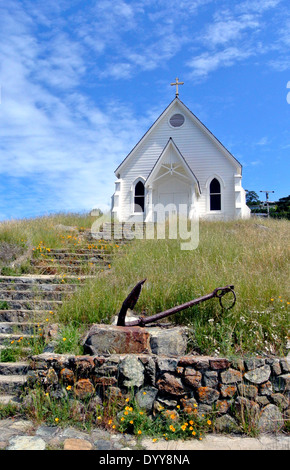 Blick auf die Altstadt St. Hilary katholische Kirche und Steinmauer in Tiburon Stockfoto