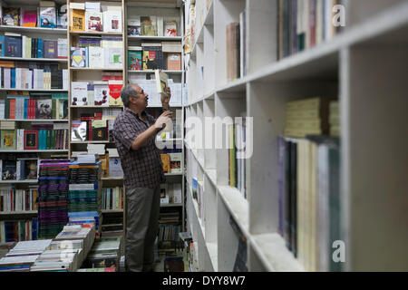 (140428)--Bagdad, 28. April 2014 (Xinhua)--A Mann browst Bücher in einer Buchhandlung auf der Mutanabbi Straße, Bagdad, Irak, 27. April 2014. Mutanabbi Straße, in der Nähe der Altstadt von Bagdad, ist das historische Zentrum der Buchhandel, eine Straße voller Buchhandlungen und Outdoor-Buch Stände. Benannt wurde es nach dem 10. Jahrhundert klassische irakische Dichter Al-Mutanabbi. Die Straße hat das Herz und die Seele der Bagdad Alphabetisierung und intellektuelle Gemeinschaft genannt wurde. Mutanabbi Straße wurde erschüttert durch eine Auto-Bomben auf im März 2007 bei rund 30 Menschen ums Leben kamen. Die Regierung schloss die Stockfoto