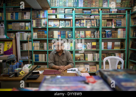 (140428)--Bagdad, 28. April 2014 (Xinhua)--der Besitzer einer Buchhandlung wartet auf Kunden in seinem Geschäft auf der Mutanabbi Straße, Bagdad, Irak, 27. April 2014. Mutanabbi Straße, in der Nähe der Altstadt von Bagdad, ist das historische Zentrum der Buchhandel, eine Straße voller Buchhandlungen und Outdoor-Buch Stände. Benannt wurde es nach dem 10. Jahrhundert klassische irakische Dichter Al-Mutanabbi. Die Straße hat das Herz und die Seele der Bagdad Alphabetisierung und intellektuelle Gemeinschaft genannt wurde. Mutanabbi Straße wurde erschüttert durch eine Auto-Bomben auf im März 2007 bei rund 30 Menschen ums Leben kamen. Die Stockfoto