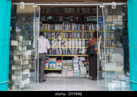 (140428)--Bagdad, 28. April 2014 (Xinhua)--Menschen durchsuchen Bücher in einer Buchhandlung auf der Mutanabbi Straße, Bagdad, Irak, 27. April 2014. Mutanabbi Straße, in der Nähe der Altstadt von Bagdad, ist das historische Zentrum der Buchhandel, eine Straße voller Buchhandlungen und Outdoor-Buch Stände. Benannt wurde es nach dem 10. Jahrhundert klassische irakische Dichter Al-Mutanabbi. Die Straße hat das Herz und die Seele der Bagdad Alphabetisierung und intellektuelle Gemeinschaft genannt wurde. Mutanabbi Straße wurde erschüttert durch eine Auto-Bomben auf im März 2007 bei rund 30 Menschen ums Leben kamen. Die Regierung schloss die Stockfoto