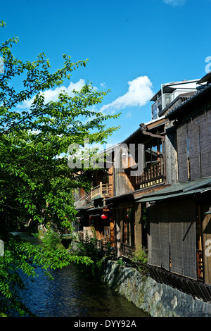 Shirakawa-Minami-Dori, einer der schönsten und zur gleichen Zeit die typischen japanischen Orte Stockfoto