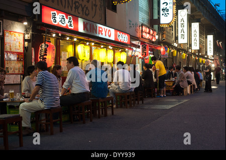 Restaurants unter der Eisenbahn in Yurakucho, Tokyo, Japan Stockfoto