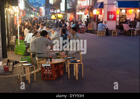 Restaurants unter der Eisenbahn in Yurakucho, Tokyo, Japan Stockfoto